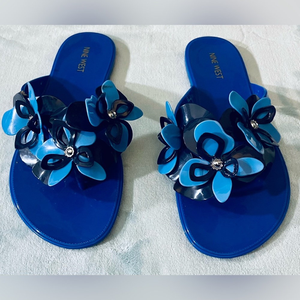 Nine West Women Flipflop jelly sandals size 9 embellishment with flowers in blue